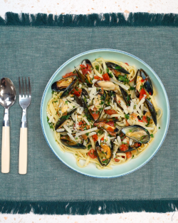 Mussels with Tomato Linguine